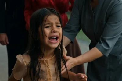 La echaron de casa bajo la lluvia como si fuera un error… doce años después regresó convertida en poder, y su decisión final dejó a su propia sangre temblando La lluvia aquella noche no solo empapó su vestido infantil; apagó su nombre en el corazón de quienes debían protegerla.