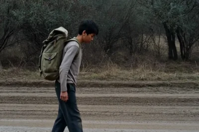El niño que caminaba solo por la carretera con una mochila demasiado pesada… y el secreto que llevaba dentro dejó sin palabras a quienes finalmente lo descubrieron