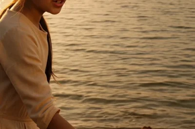 Mamá, hay algo brillando en el lago”, dijo la niña, y al sacarlo cambió sus vidas para siempre.