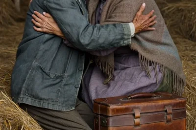 La humilde campesina que encontró a dos ancianos escondidos en su granero… y la vieja maleta que traían reveló el secreto más vergonzoso del hombre más poderoso del pueblo