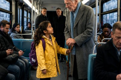 —Puedes sentarte en mi asiento —le dijo la niña al anciano tembloroso; sus guardaespaldas lo observaban.